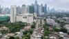 Foto udara ini menunjukkan deretan unit rumah (bawah) di pusat kota Jakarta, 1 November 2022. (BAY ISMOYO / AFP)