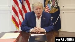 Rais Donald Trump, anayetibiwa kutokana naCOVID-19 katika hospitali ya nje ya mji wa Washington, akizungumza kutoka hospitali, Picha inayotokana na video kwa hissant ya White House, Oct. 3, 2020. 