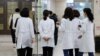 Staf medis di rumah sakit universitas di Gwangju, 19 Februari 2024. Korea Selatan memerintahkan para dokter magang untuk kembali bekerja pada 19 Februari setelah mereka mengundurkan diri secara massal untuk memprotes reformasi pelatihan medis. (YONHAP / AFP)