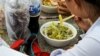 សិស្សម្នាក់​កំពុង​ហូប​អាហារ​របស់​គេ​ នៅ​វិទ្យាល័យ ជាស៊ីមចំរើនរដ្ឋ ក្នុង​រាជធានី​ភ្នំពេញ កាលពី​ថ្ងៃទី២២ ខែមីនា ឆ្នាំ២០២៣។ (ស៊ឹម ចាន់សំណាង/វីអូអេ)