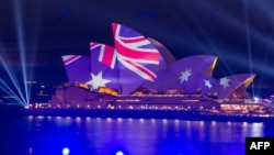 Gedung Opera dihiasi dengan bendera Australia di Sydney, 26 Januari 2023. Australia tengah memperkuat kemampuan pertahanan rudalnya di tengah "kekhawatiran serius" terkait uji coba rudal balistik antarbenua. (Foto: AFP)