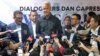 Calon presiden nomor urut tiga, Ganjar Pranowo menjawab pertanyaan dari wartawan di Gedung Dewan Pers pada Kamis (30/11) di Jakarta. (VOA/Indra Yoga)