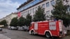 Pripadnici hitnih službi ispred zgrade Višeg suda Crne Gore, nakon dojave o postavljenoj bombi, u Podgorici, 9. juna 2023. (Foto: Glas Amerike/Jovo Radulović)