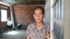 អ្នកស្រី សុខ ពឿន អាយុ ៥៥ឆ្នាំ ពលរដ្ឋរស់នៅតំបន់រុនតាឯក ក្រោយផ្លាស់ប្តូរទីលំនៅពីតំបន់អង្គរ ។ (ស៊ុន ណារិន/វីអូអេ)