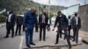 Mokonzi ya Rwand Paul Kagame (C-D) na mokonzi ya RDC Félix Tshisekedi (C-G) bazali kotala libulu lisalami nsima na botombokia ya volcan na nzela ya Rubavu, Rwanda, 25 sanza ya sambo 2021.