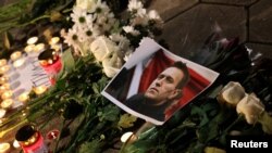 Bolqarıstan paytaxtı Sofiyada Rusiya səfirliyinin önündə Rusiya müxalifətinin lideri Aleksey Navalnının xatirəsi anılır. 16 fevral, 2024. 