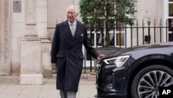 Raja Charles III pergi meninggalkan Klinik London di pusat Kota London, pada 29 Januari 2024. (Foto: AP/Alberto Pezzali)