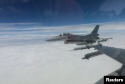 타이완 공군 F-16 전투기가 비공개 위치에서 순찰 임무를 수행하고 있다. (자료화면)