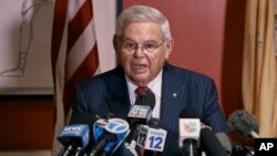 Senator Bob Menendez na konferenciji za novinare u Union Cityju, New Jersey, 25. septembar, 2023. (Foto: AP/Andres Kudacki)