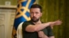 Presiden Ukraina Volodymyr Zelenskyy memberi isyarat selama konferensi pers di Kyiv, 15 Juli 2024. (Foto: AP)