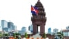 រូបឯកសារ៖ អ្នកធ្វើដំណើរបើកបរកាត់​វិមាន​ឯករាជ្យ​នៅរាជធានីភ្នំពេញ កាលពីថ្ងៃទី ២០ ខែមីនា ឆ្នាំ ២០២៣។ (ទែន សុខស្រីនិត/វីអូអេ)