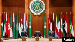 Sekretaris Jenderal Liga Arab Ahmed Aboul Gheit di samping Menteri Luar Negeri Mesir Sameh Shoukry selama sesi pembukaan pertemuan para menteri luar negeri Arab di Markas Besar Liga Arab, untuk membahas situasi Suriah dan Sudan, di Kairo, Mesir, 7 Mei 2023. (Foto: Reuters)