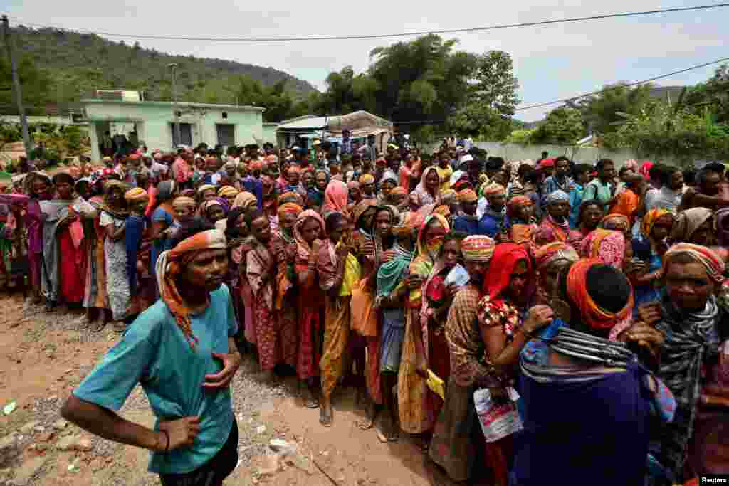 People from the Bonda tribe stand in queues as they wait to cast their votes during the fourth phase of India&#39;s general election, in Malkangiri district in the eastern state of Odisha, India.