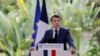 "Je ne suis venu investir personne. Je ne suis venu témoigner que mon amitié et ma considération à un pays et un peuple frère", a insisté Emmanuel Macron.