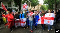 Demonstranti se okupljaju protiv zakona o "stranom uticaju" u Tbilisiju, Gruzija, 14. maja 2024. Zbog zakona, SAD su 31. jula 2024. objavile da će uskratiti 95 miliona dolara pomoći zemlji.