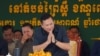 រូបឯកសារ៖ នាយករដ្ឋមន្ត្រីកម្ពុជា លោក ហ៊ុន ម៉ាណែត ចូលរួមពិធីជួបសំណេះសំណាលជាមួយកម្មកររោងចក្រកាត់ដែរ នៅជាយក្រុងរាជធានីភ្នំពេញ កាលពីថ្ងៃទី ២៩ ខែសីហា ឆ្នាំ ២០២៣។ 