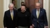 Presidenti ukrainas Volodymyr Zelenskyy së bashku me udhëheqësin e pakicës në Senat, republikanin Mitch McConnell dhe udhëheqësin e shumicës në Senat, demokratin Chuck Schumer në Kongres më 12 dhjetor 2023 
