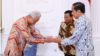 Presiden Jokowi bersalaman dengan salah satu bakal calon presiden Ganjar Pranowo di Istana, 30 Oktober 2023. (Foto: Courtesy/Biro Setpres) 