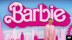 Rejissor Qreta Qerviq Londonda Britaniyada “Barbi” filminin premyerasında, 12 iyul 2023.