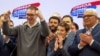 Aleksandar Vučić, Ana Brnabić i Andrija Mandić (skroz desno) u izborom štabu SNS (Foto: REUTERS/Zorana Jevtic)
