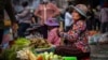 រូបឯកសារ៖ ស្ត្រីម្នាក់កំពុងលក់បន្លែនៅក្នុងផ្សារមួយ នៅរាជធានីភ្នំពេញ កាលពីថ្ងៃទី ១០ ខែវិច្ឆិកា ឆ្នាំ ២០២២។ 