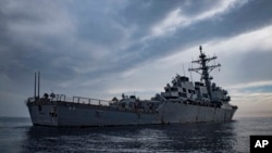 USS Carney Aralıq dənizində.