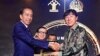 Presiden Jokowi secara simbolis menyerahkan Golden Visa kepada salah satu Global Talent terkemuka, Pelatih Timnas Sepak Bola Indonesia, Coach Shin Tae Yong, di Hotel Raffles, Jakarta. Kamis, 25 Juli 2024. (Biro Setpres)