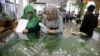 Pengunjung melihat maket properti saat Indonesia Property Expo 2016 di Jakarta, 16 Februari 2016. (Foto: REUTERS/Beawiharta)
