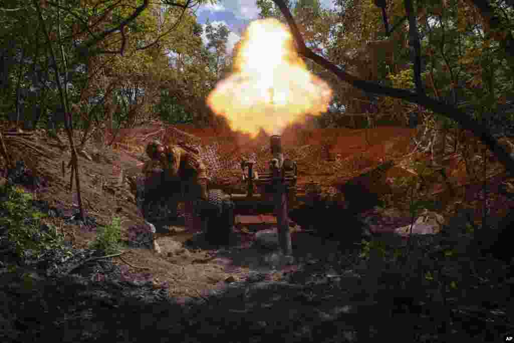 Servicemen of Ukraine&#39;s 93rd Mechanised Brigade fire a French MO-120-RT heavy mortar at the Russian forces on the front line near the city of Bakhmut in Ukraine&#39;s Donetsk region.