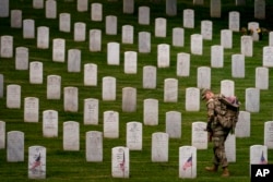ทหารอเมริกันที่สุสาน Arlington National Cemetery ชานกรุงวอชิงตัน 25 พ.ค. 2024