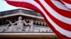 Američka zastava ispred sjedišta Sekretarijata za pravosuđe u Washingtonu.