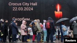 俄罗斯民众为哀悼莫斯科克罗库斯城音乐厅恐怖袭击死难者排队献花。（2024年3月24日）