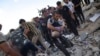 Seorang warga Palestina membawa seorang anak keluar dari reruntuhan setelah serangan udara Israel di Khan Younis, Jalur Gaza, 16 Oktober 2023. (AP/Fatima Shbair)