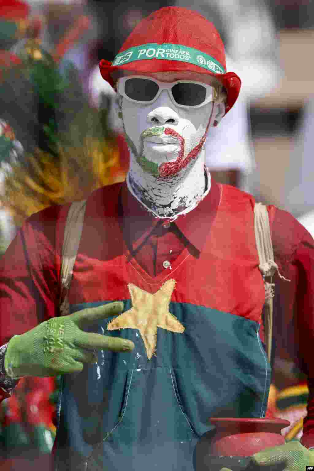 Un supporter du Burkina Faso fait un geste pendant le match de football du groupe D de la Coupe d&#39;Afrique des Nations (CAN) 2024 entre le Burkina Faso et la Mauritanie au Stade de la Paix à Bouaké le 16 janvier 2024.