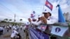 រូបឯកសារ៖ សកម្មជននិងក្រុមអ្នកគាំទ្រគណបក្សភ្លើងទៀនចូលរួមពិធីហែក្បួនក្នុងអំឡុងយុទ្ធការឃោសនា​បោះឆ្នោត​ក្រុមប្រឹក្សាឃុំសង្កាត់ នៅរាជធានីភ្នំពេញ កាលពីថ្ងៃទី ២១ ខែឧសភា ឆ្នាំ ២០២២។
