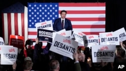 Republikanski predsjednički kandidat i guverner Floride Ron DeSantis razgovara sa pristalicama tokom večernje zabave, 15. januara 2024. u West Des Moinesu, Iowa.