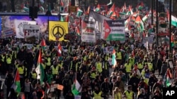 Londra'daki Gazze'de kalıcı ateşkes çağrısı yapılan yürüyüşe binlerce kişi katıldı