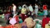 နေပြည်တော်မြို့ပေါ်က ဈေးတခုမှာ ဈေးဝယ်နေကြသူများကိုတွေ့ရစဉ် (မတ် ၂၄၊ ၂၀၂၀)