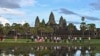 រូបឯកសារ៖ ទេសចរ​កំពុង​ទស្សនា​ប្រាសាទ​អង្គរវត្ត​នៅខេត្តសៀមរាប កាលពីថ្ងៃទី១៦ ខែវិច្ឆិកា ឆ្នាំ២០២៣។