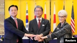 웬디 셔먼(오른쪽) 미 국무부 부장관과 조현동(왼쪽) 한국 외교부 1차관, 모리 다케오 일본 외무성 사무차관이 지난달 26일 도쿄에서 만나 손을 맞잡고 있다. (자료사진)