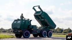 Visokomobilni artiljerijski raketni sistem (HIMARS) u radu tokom vojnih vježbi na aerodromu Spilve u Rigi, Latvija, 26. septembra 2022.
