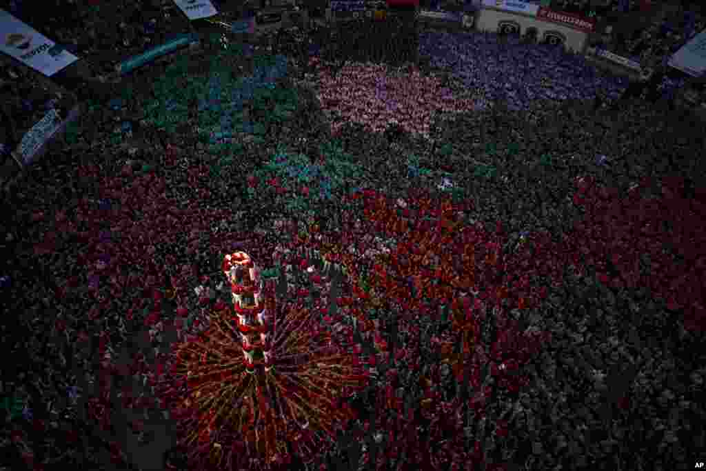 Members of &quot;Jove de Xiquets de Valls&quot; form their human tower during the 28th Human Tower Competition in Tarragona, Spain.