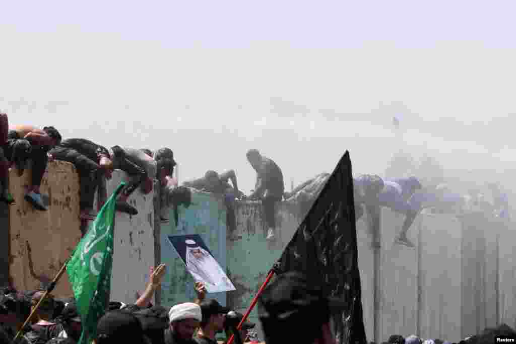 Supporters of Iraqi Shi&#39;ite cleric Moqtada al-Sadr protest against corruption in Baghdad, July 30, 2022.