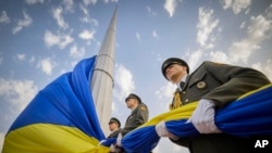 Vojniči počasne garde pripremaju se da podignu ukrajinsku zastavu tokom proslave Dana nezavisnosti u Kijevu. (Foto: Ukrainian Presidential Press Office via AP)