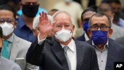 Mantan Perdana Menteri Malaysia Najib Razak, tengah, melambaikan tangan saat tiba di Pengadilan Banding di Putrajaya, Malaysia, 23 Agustus 2022. (Foto: AP)