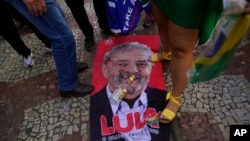 Mantan Presiden Brasil Luiz Inacio Lula da Silva, yang mencalonkan diri untuk pemilihan kembali, jatuh di tanah saat masa kampanye, negara bagian Minas Gerais, Brasil, 16 Agustus 2022. ( Foto: AP)