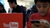 YouTuber termasuk ke dalam subsektor ekonomi kreatif yang dapat mengajukan pinjaman ke bank atau lembaga keuangan nonbank dengan jaminan hak kekayaan intelektual dari video-video yang mereka terbitkan (Courtesy Reuters/Beawiharta) 