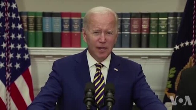 Prezidan Joe Biden soulaje dèt etidyan ameriken dwe gouvènman federal la