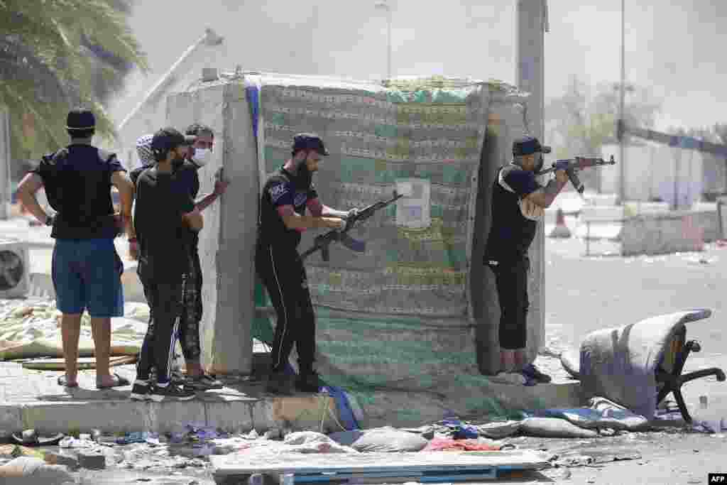 Armed members of Saraya al-Salam (Peace Brigade), the military wing affiliated with Shiite cleric Moqtada al-Sadr, are seen during clashes with Iraqi security forces in Baghdad&#39;s Green Zone.
