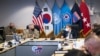 8일 한국 경기도 평택에 있는 캠프 험프리스에서 폴 라캐머라(가운데 왼쪽) 주한미군 사령관과 이종섭(가운데 오른쪽) 한국 국방장관이 회동하고 있다.